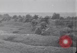 Standbild Französische und britische Infanterie in der Schlacht von Moulin Briete Ersten Weltkrieg Belgien, 1916, aus Sekunde 14 historischem Filmmaterial Videoclip 65675027544