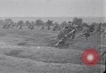 Standbild Französische und britische Infanterie in der Schlacht von Moulin Briete Ersten Weltkrieg Belgien, 1916, aus Sekunde 15 historischem Filmmaterial Videoclip 65675027544