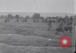 Standbild Französische und britische Infanterie in der Schlacht von Moulin Briete Ersten Weltkrieg Belgien, 1916, aus Sekunde 16 historischem Filmmaterial Videoclip 65675027544