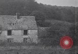Standbild Französische und britische Infanterie in der Schlacht von Moulin Briete Ersten Weltkrieg Belgien, 1916, aus Sekunde 19 historischem Filmmaterial Videoclip 65675027544