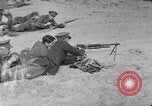 Standbild Französische und britische Infanterie in der Schlacht von Moulin Briete Ersten Weltkrieg Belgien, 1916, aus Sekunde 32 historischem Filmmaterial Videoclip 65675027544