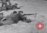 Standbild Französische und britische Infanterie in der Schlacht von Moulin Briete Ersten Weltkrieg Belgien, 1916, aus Sekunde 33 historischem Filmmaterial Videoclip 65675027544