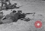 Standbild Französische und britische Infanterie in der Schlacht von Moulin Briete Ersten Weltkrieg Belgien, 1916, aus Sekunde 34 historischem Filmmaterial Videoclip 65675027544