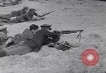 Standbild Französische und britische Infanterie in der Schlacht von Moulin Briete Ersten Weltkrieg Belgien, 1916, aus Sekunde 35 historischem Filmmaterial Videoclip 65675027544