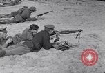 Standbild Französische und britische Infanterie in der Schlacht von Moulin Briete Ersten Weltkrieg Belgien, 1916, aus Sekunde 37 historischem Filmmaterial Videoclip 65675027544
