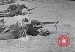 Standbild Französische und britische Infanterie in der Schlacht von Moulin Briete Ersten Weltkrieg Belgien, 1916, aus Sekunde 39 historischem Filmmaterial Videoclip 65675027544