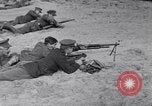 Standbild Französische und britische Infanterie in der Schlacht von Moulin Briete Ersten Weltkrieg Belgien, 1916, aus Sekunde 49 historischem Filmmaterial Videoclip 65675027544