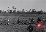 Standbild Französische und britische Infanterie in der Schlacht von Moulin Briete Ersten Weltkrieg Belgien, 1916, aus Sekunde 53 historischem Filmmaterial Videoclip 65675027544