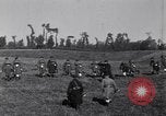Standbild Französische und britische Infanterie in der Schlacht von Moulin Briete Ersten Weltkrieg Belgien, 1916, aus Sekunde 55 historischem Filmmaterial Videoclip 65675027544