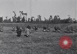 Standbild Französische und britische Infanterie in der Schlacht von Moulin Briete Ersten Weltkrieg Belgien, 1916, aus Sekunde 59 historischem Filmmaterial Videoclip 65675027544