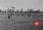 Standbild Französische und britische Infanterie in der Schlacht von Moulin Briete Ersten Weltkrieg Belgien, 1916, aus Sekunde 61 historischem Filmmaterial Videoclip 65675027544