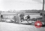 Image radeaux faite de perches et de sacs de toile Belgique, 1915, de la seconde 13 séquences d'archives historiques vidéo 65675027547