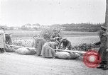 Image radeaux faite de perches et de sacs de toile Belgique, 1915, de la seconde 15 séquences d'archives historiques vidéo 65675027547