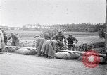 Image radeaux faite de perches et de sacs de toile Belgique, 1915, de la seconde 17 séquences d'archives historiques vidéo 65675027547