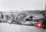 Image radeaux faite de perches et de sacs de toile Belgique, 1915, de la seconde 19 séquences d'archives historiques vidéo 65675027547