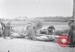 Image radeaux faite de perches et de sacs de toile Belgique, 1915, de la seconde 21 séquences d'archives historiques vidéo 65675027547