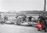Image radeaux faite de perches et de sacs de toile Belgique, 1915, de la seconde 24 séquences d'archives historiques vidéo 65675027547