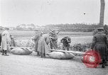 Image radeaux faite de perches et de sacs de toile Belgique, 1915, de la seconde 25 séquences d'archives historiques vidéo 65675027547