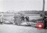 Image radeaux faite de perches et de sacs de toile Belgique, 1915, de la seconde 26 séquences d'archives historiques vidéo 65675027547