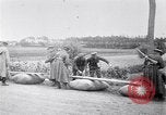 Image radeaux faite de perches et de sacs de toile Belgique, 1915, de la seconde 27 séquences d'archives historiques vidéo 65675027547