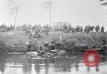 Image radeaux faite de perches et de sacs de toile Belgique, 1915, de la seconde 30 séquences d'archives historiques vidéo 65675027547