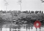 Image radeaux faite de perches et de sacs de toile Belgique, 1915, de la seconde 33 séquences d'archives historiques vidéo 65675027547