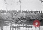 Image radeaux faite de perches et de sacs de toile Belgique, 1915, de la seconde 34 séquences d'archives historiques vidéo 65675027547