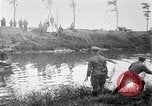Image radeaux faite de perches et de sacs de toile Belgique, 1915, de la seconde 38 séquences d'archives historiques vidéo 65675027547