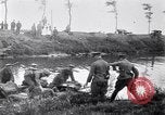 Image radeaux faite de perches et de sacs de toile Belgique, 1915, de la seconde 45 séquences d'archives historiques vidéo 65675027547