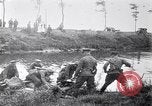 Image radeaux faite de perches et de sacs de toile Belgique, 1915, de la seconde 46 séquences d'archives historiques vidéo 65675027547