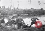 Image radeaux faite de perches et de sacs de toile Belgique, 1915, de la seconde 47 séquences d'archives historiques vidéo 65675027547