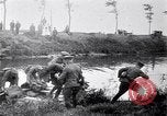 Image radeaux faite de perches et de sacs de toile Belgique, 1915, de la seconde 48 séquences d'archives historiques vidéo 65675027547