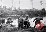 Image radeaux faite de perches et de sacs de toile Belgique, 1915, de la seconde 49 séquences d'archives historiques vidéo 65675027547