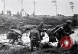 Image radeaux faite de perches et de sacs de toile Belgique, 1915, de la seconde 51 séquences d'archives historiques vidéo 65675027547
