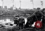 Image radeaux faite de perches et de sacs de toile Belgique, 1915, de la seconde 52 séquences d'archives historiques vidéo 65675027547