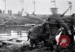 Image radeaux faite de perches et de sacs de toile Belgique, 1915, de la seconde 53 séquences d'archives historiques vidéo 65675027547