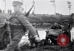 Image radeaux faite de perches et de sacs de toile Belgique, 1915, de la seconde 54 séquences d'archives historiques vidéo 65675027547