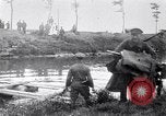 Image radeaux faite de perches et de sacs de toile Belgique, 1915, de la seconde 55 séquences d'archives historiques vidéo 65675027547