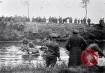 Image radeaux faite de perches et de sacs de toile Belgique, 1915, de la seconde 57 séquences d'archives historiques vidéo 65675027547