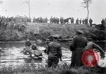 Image radeaux faite de perches et de sacs de toile Belgique, 1915, de la seconde 58 séquences d'archives historiques vidéo 65675027547
