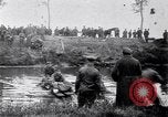 Image radeaux faite de perches et de sacs de toile Belgique, 1915, de la seconde 59 séquences d'archives historiques vidéo 65675027547