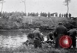 Image radeaux faite de perches et de sacs de toile Belgique, 1915, de la seconde 62 séquences d'archives historiques vidéo 65675027547