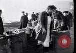 Standbild alte Fischer Sidmouth England, 1916, aus Sekunde 47 historischem Filmmaterial Videoclip 65675027556