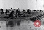 Immagine di Francese soldati prima guerra mondiale cross creek Maurepas Yvelines Francia, 1917, secondo 3 filmato di repertorio 65675027557