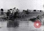 Immagine di Francese soldati prima guerra mondiale cross creek Maurepas Yvelines Francia, 1917, secondo 4 filmato di repertorio 65675027557