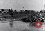 Immagine di Francese soldati prima guerra mondiale cross creek Maurepas Yvelines Francia, 1917, secondo 13 filmato di repertorio 65675027557