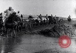 Immagine di Francese soldati prima guerra mondiale cross creek Maurepas Yvelines Francia, 1917, secondo 14 filmato di repertorio 65675027557