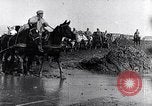 Immagine di Francese soldati prima guerra mondiale cross creek Maurepas Yvelines Francia, 1917, secondo 15 filmato di repertorio 65675027557