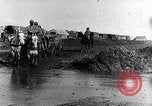 Immagine di Francese soldati prima guerra mondiale cross creek Maurepas Yvelines Francia, 1917, secondo 24 filmato di repertorio 65675027557