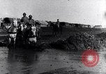 Immagine di Francese soldati prima guerra mondiale cross creek Maurepas Yvelines Francia, 1917, secondo 25 filmato di repertorio 65675027557
